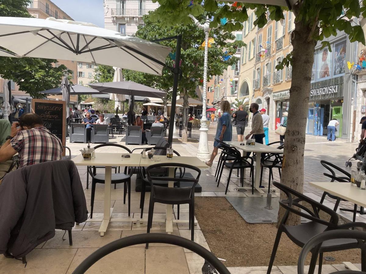 Appartement mignon calme douillet ascenseur clim étage élevé proche parking et toutes commodités au coeur du Toulon historique Esterno foto